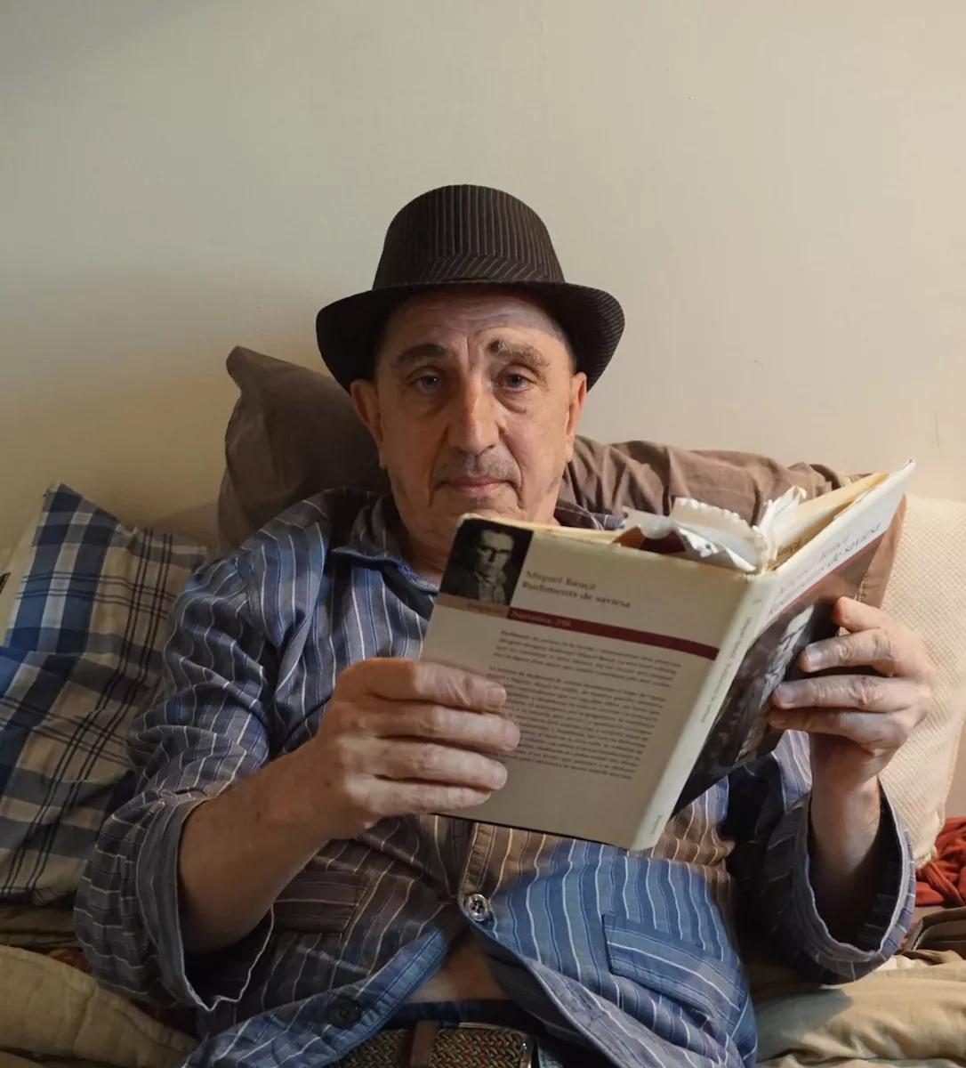 Oriol Tramvia leyendo un libro.