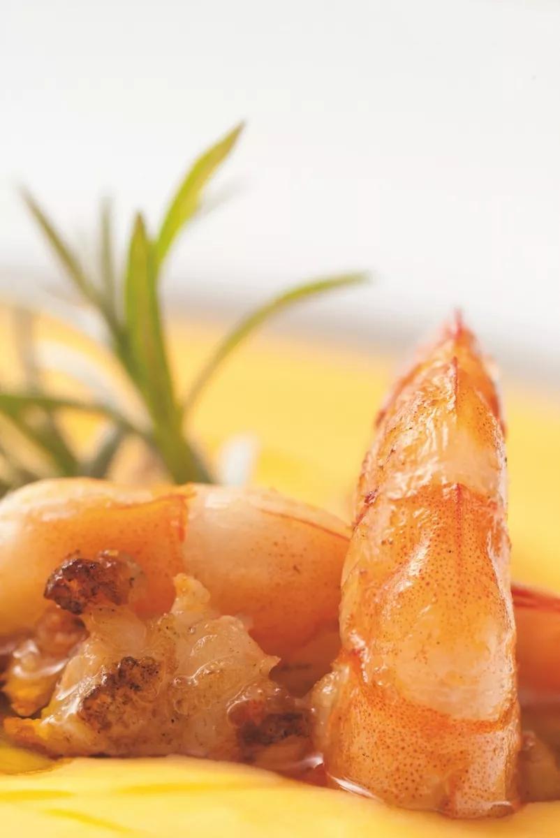 Detalle de crema de calabaza con Amnesia y langostinos salteados