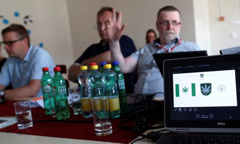 Votacion pueblo Kanepi bandera cannabis