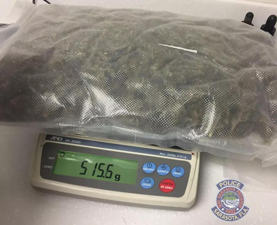 La policía busca a una persona que “donó” 2 kilos a una tienda de segunda mano