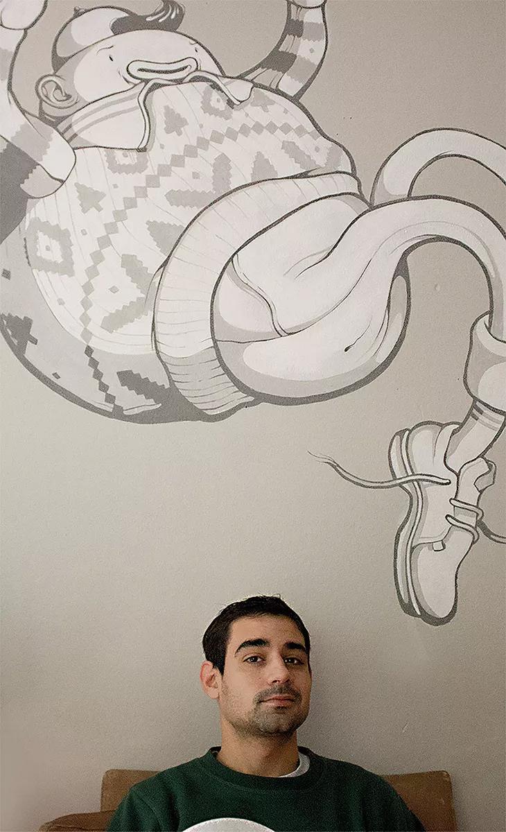 Denís Garlocha posando bajo una de sus obras