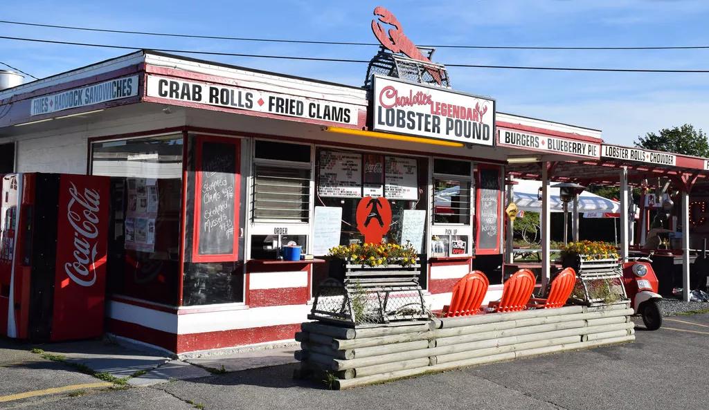 Los cocineros de un local estadounidense creen que anestesiar a las langostas con cannabis antes de cocinarlas es una forma más humana de tratar a estos animales.   Aunque el titular pueda llevar a ciertas sensaciones entre el desasosiego y la extrañeza, lo cierto es que cada vez son más los países que pretenden eliminar la práctica culinaria de la cocción en vivo que suele practicarse, sobre todo, con los crustáceos. Suiza, sin ir más lejos, no permite que esto suceda y exige que se las “aturda”. Italia no