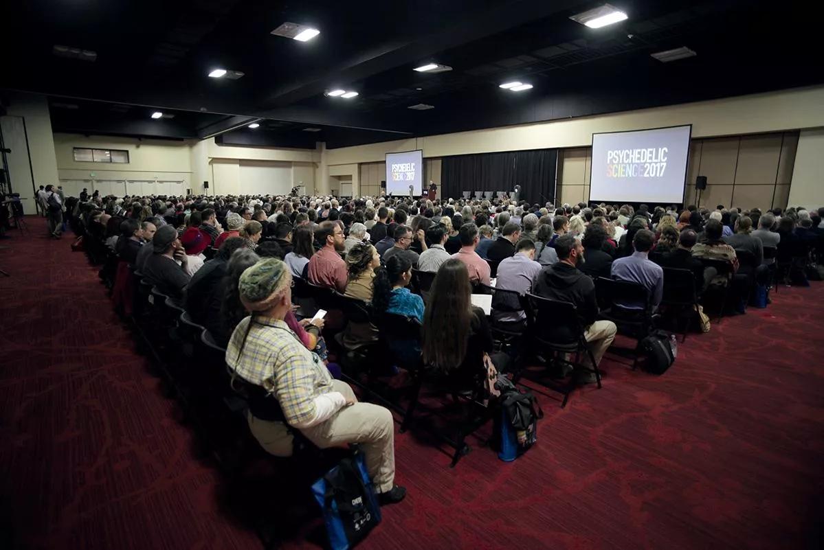 Más de 2800 personas de 40 países se dieron cita en Oakland. Con todas las entradas vendidas de la 3a edición del Psychedelic Science y reproducción online en directo, este es el congreso sobre psiquedélicos más grande de la historia.
