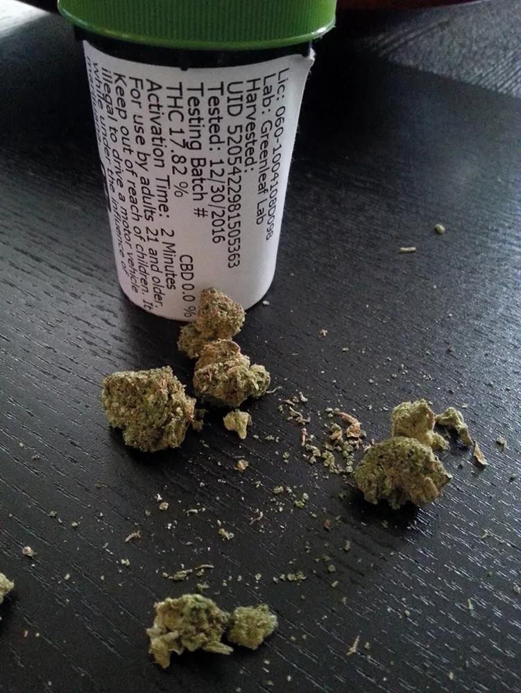 La hierba te la sirven en su envase con una pegatina que muestra los parámetros de su análisis:17,82% de THC.