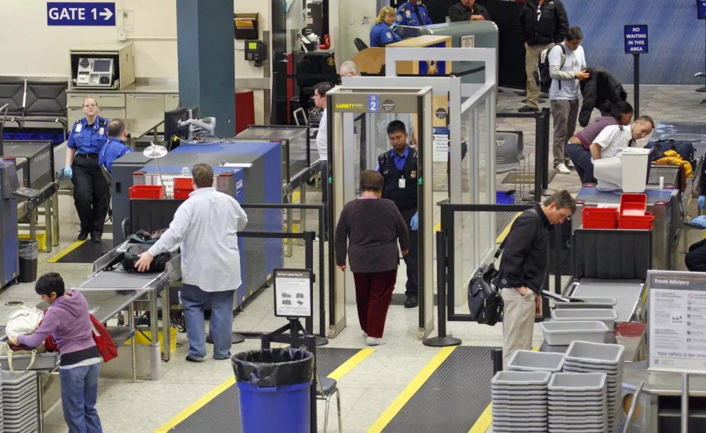 Arrestos por contrabando de marihuana se disparan en el aeropuerto de Los Ángeles