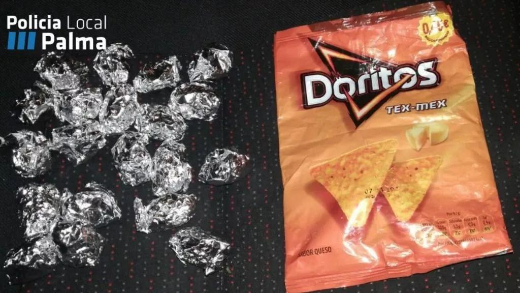 El camino del emprendedor es misterioso y este detenido en Son Gotleu (Palma de Mallorca) utilizaba bolsas de doritos para camuflar la mercancía.