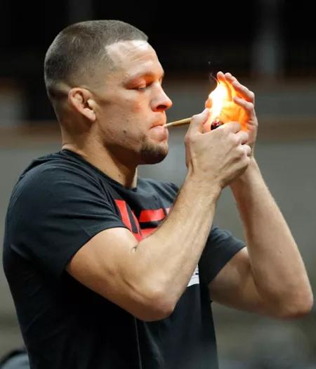 Nate Diaz reaparece en la UFC fumando un porro de CBD