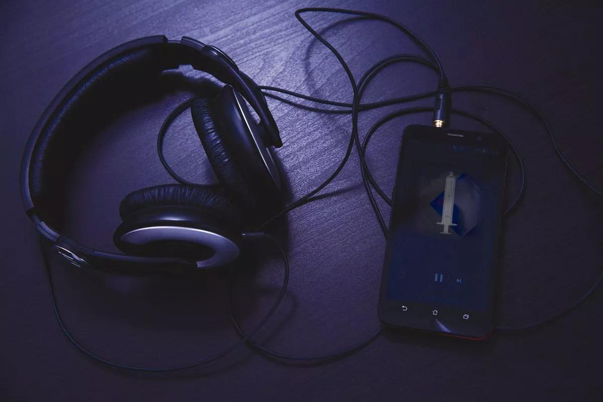 Unos cascos y un móvil, ¿suficientes para colocarte?