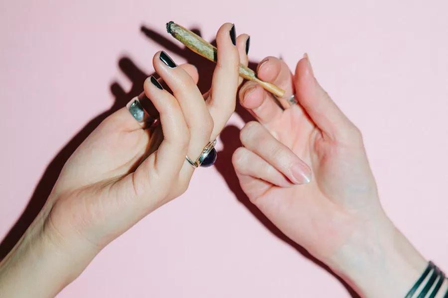 ¿El cannabis proporciona orgasmos más largos, potentes y satisfactorios?