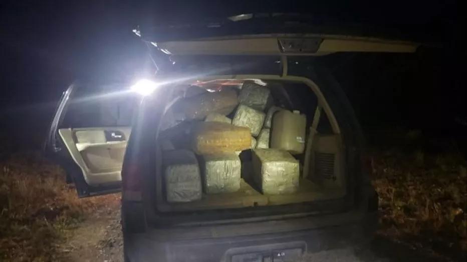 Un conductor de Texas que transportaba 500 kilos de marihuana en un SUV, deja abandonado el coche pero olvida dentro su cartera.