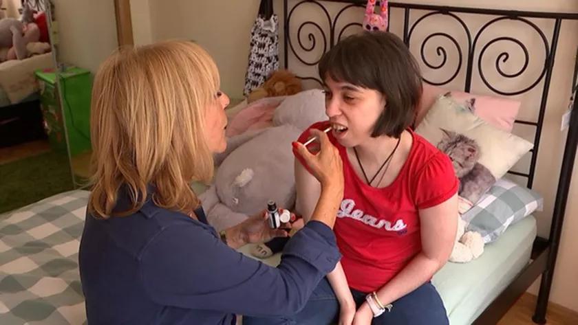 Madre del Reino Unido obligada a vender su casa para pagar tratamiento con marihuana de su hija