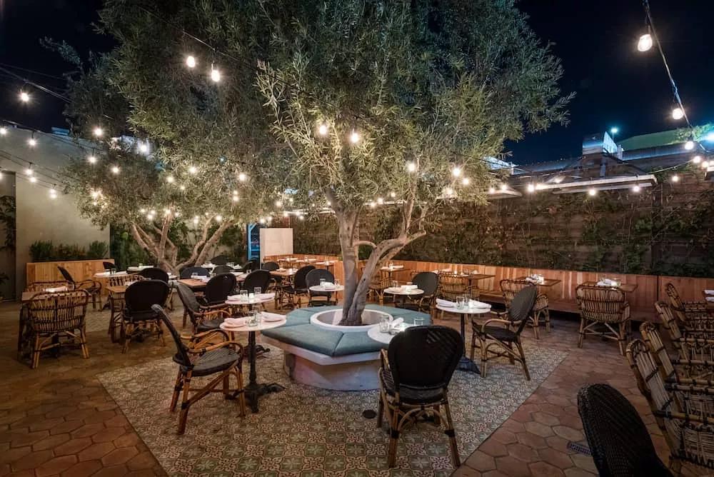 Abre el primer cannabis café en L.A. financiado por Miley Cyrus