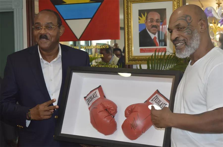 Mike Tyson en la reunión con el Primer Ministro de Antigua y Barbuda, Gaston Browne.