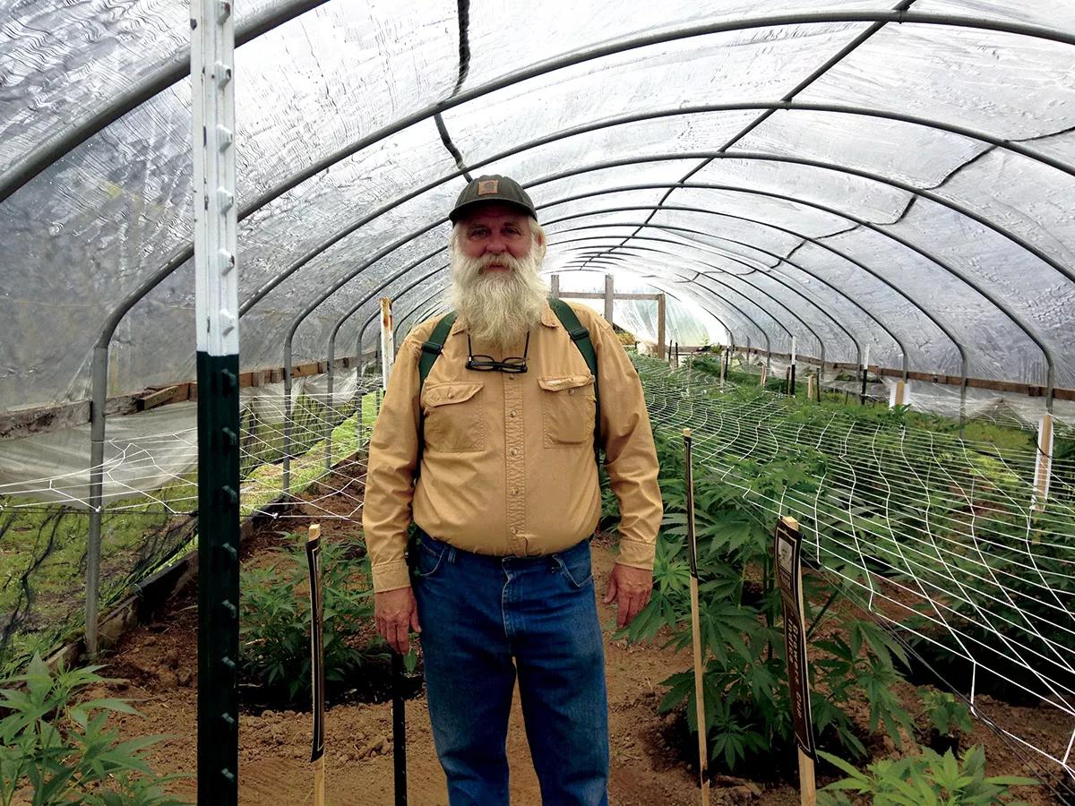 Tom Lauerman, posando en su invernadero