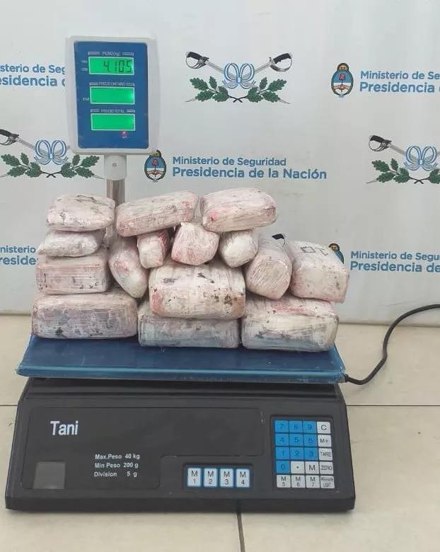 Mujer trató de pasar 4 kilos de maría con una tripa falsa de embarazada