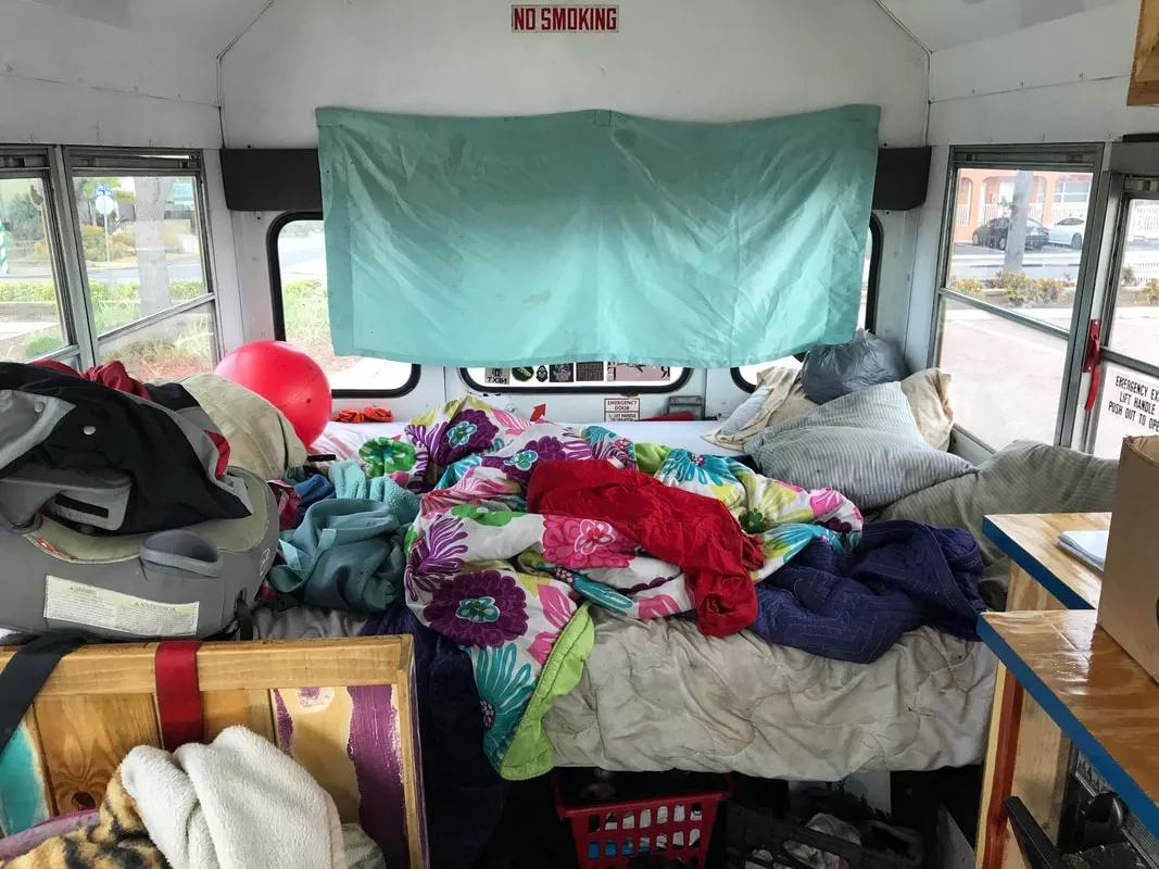 Mujer deja a sus dos hijos en un minibús para irse a fumar marihuana