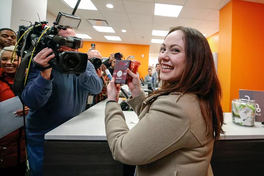 La primera cliente que hace una compra en el dispensario Sunnyside Cannabis el 1 de enero de 2020 en Chicago, Illinois.