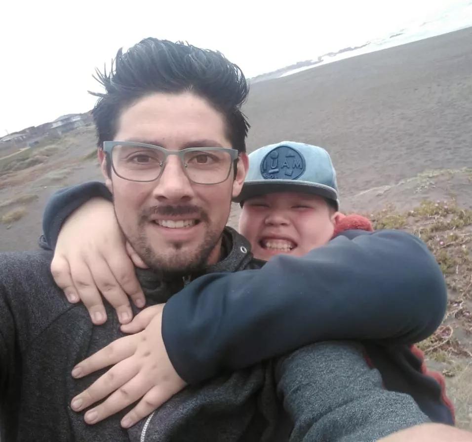 El chileno Rodrigo Barraza y su hijo León