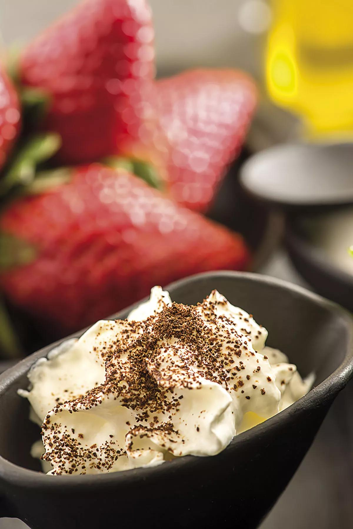 Sopa fría de fresas y arbequina con Eleven Roses y capuchino 