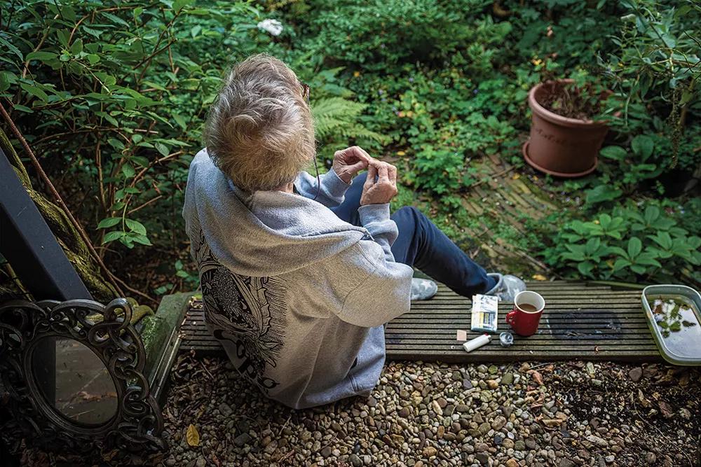 Mila sentada en la terraza de su casa en Ámsterdam el pasado año.