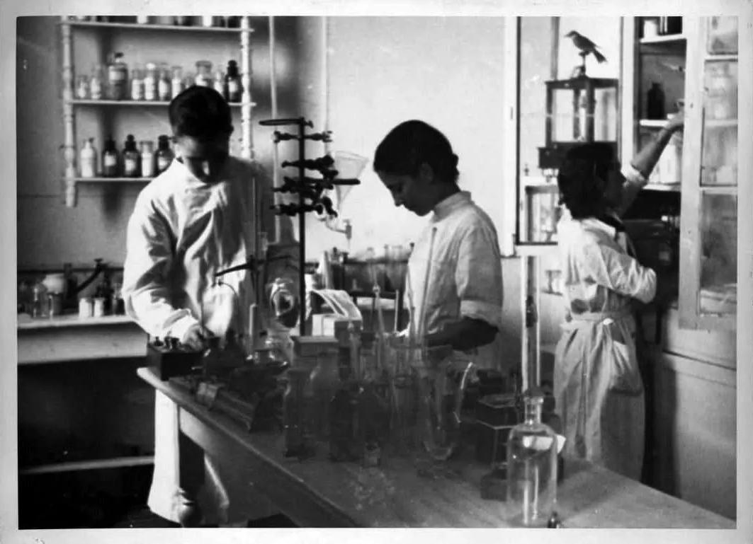 laboratorio de un hospital republicano (Archivo Biblioteca Nacional)