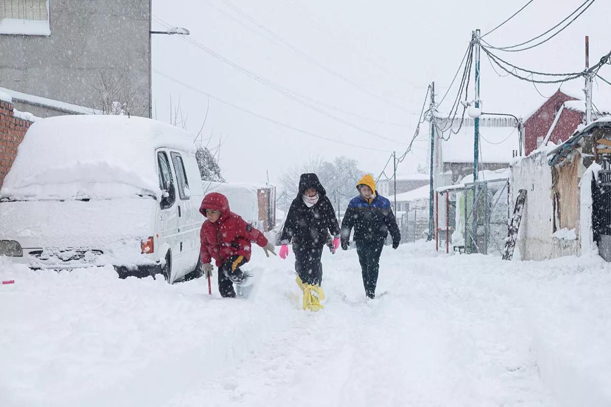 Unos niños caminan por su barrio.