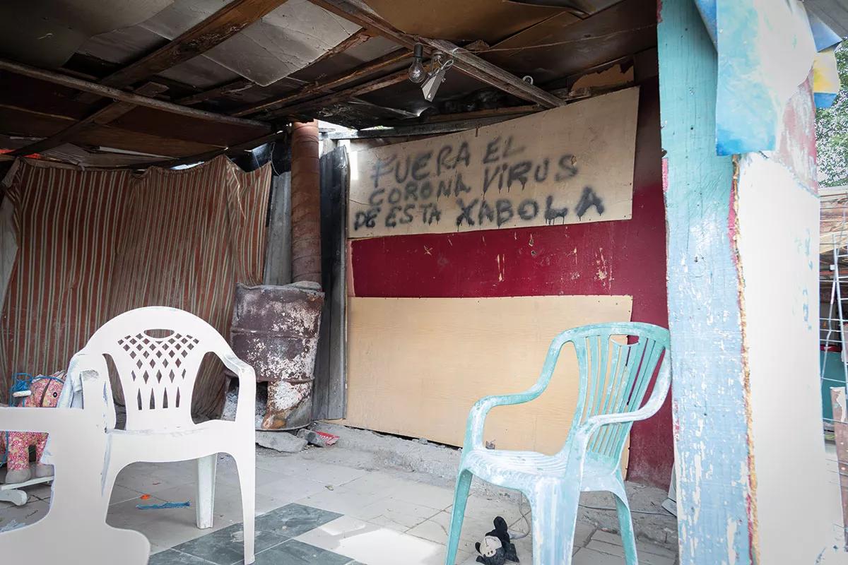Vivienda en ese mismo sector, con pintada explícita: “Fuera el coronavirus de esta xabola”