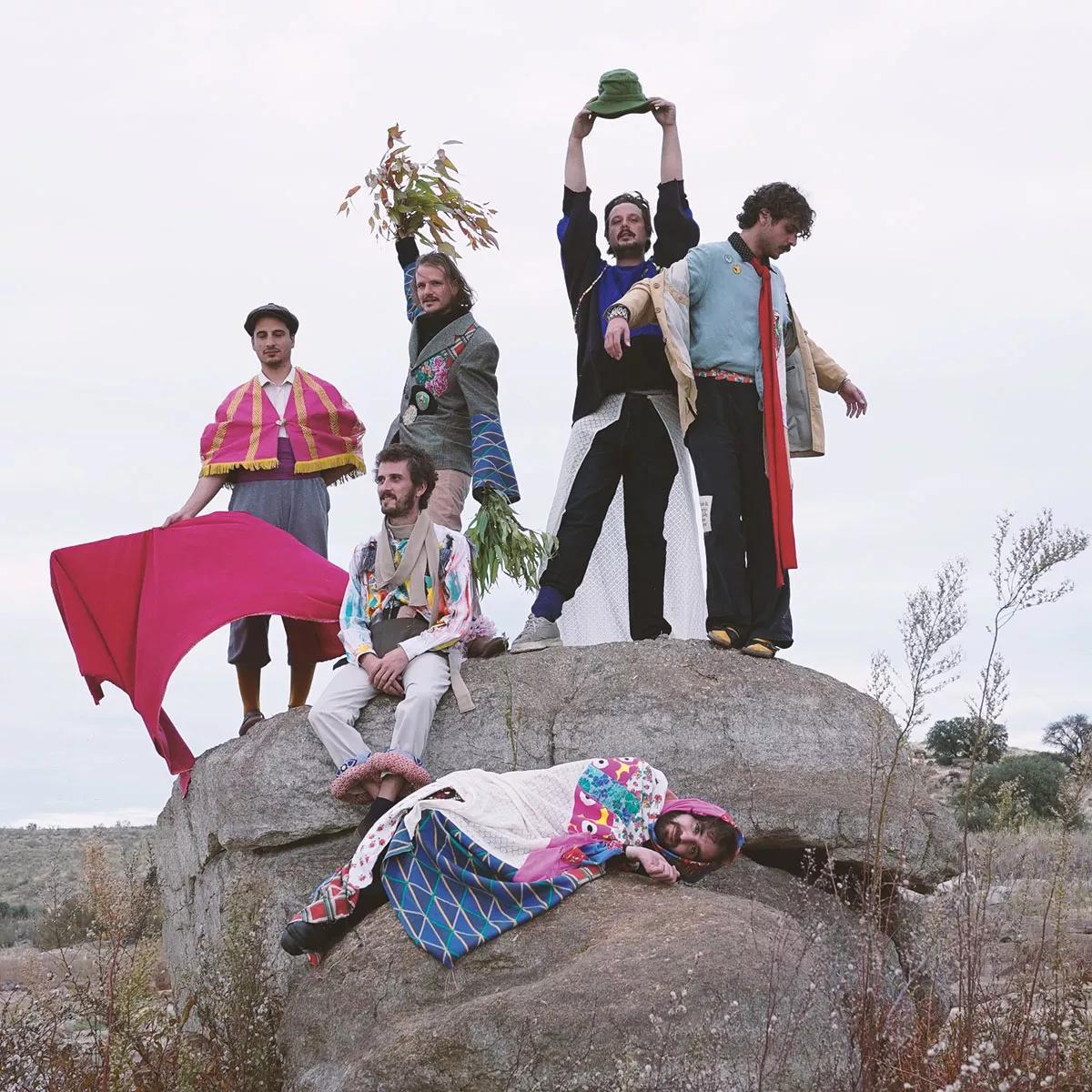 Fotografías disparadas por Manuel Alday durante  el rodaje del videoclip de Arena Cósmica. El arte y  vestuario lo firman Hilando y Bámbulas.