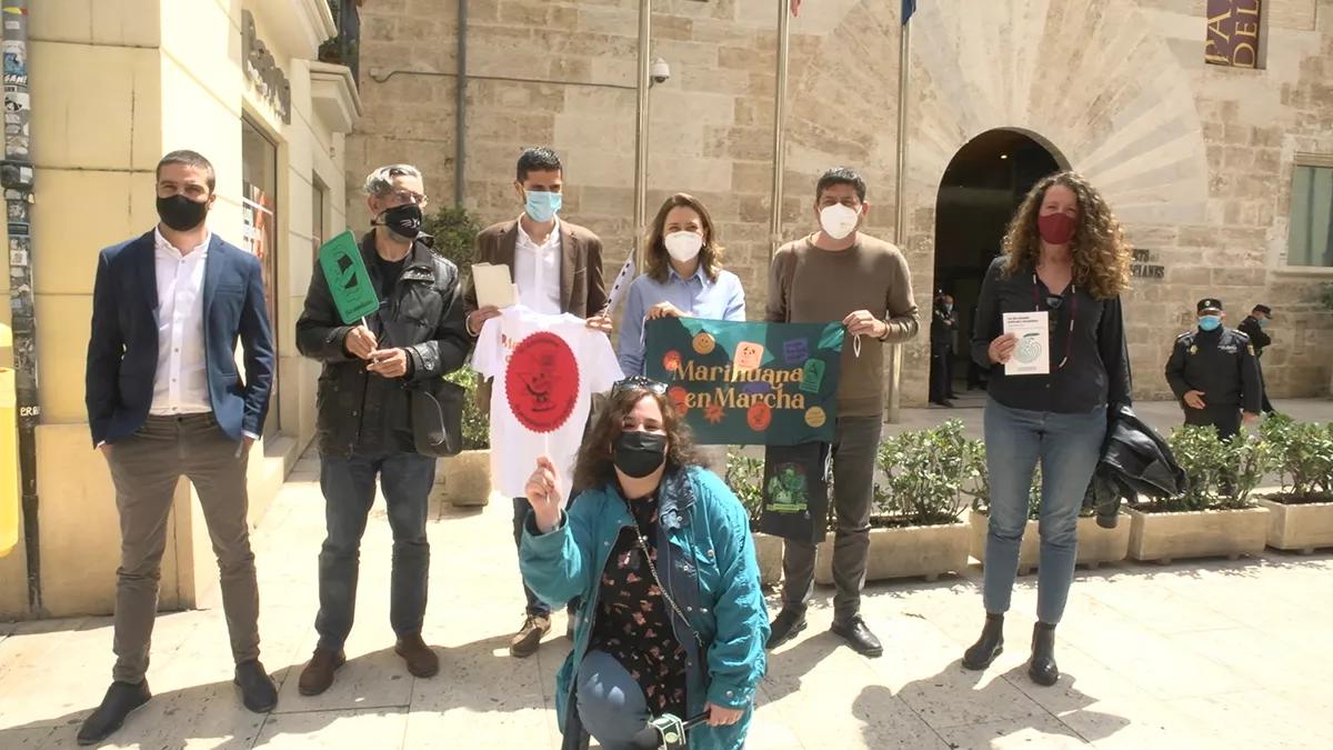 Activistas valencianos se unen en un acto para pedir la regulación frente a las Cortes