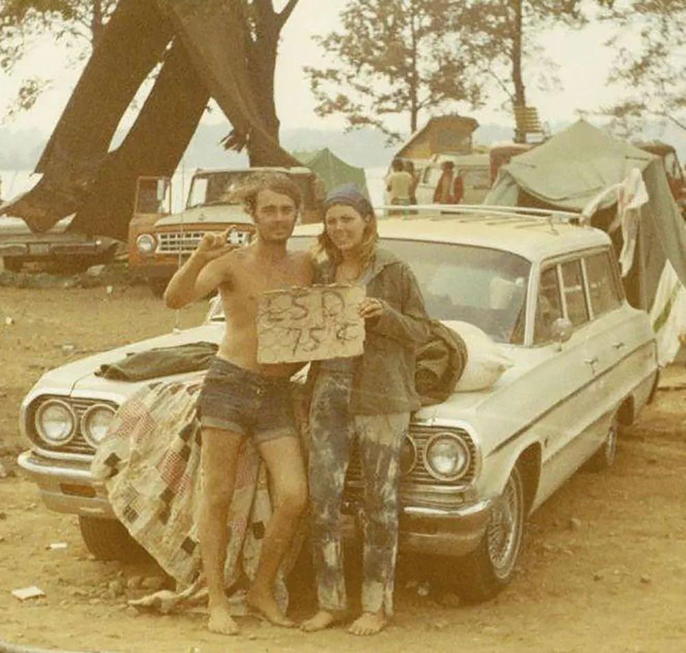 Incontables camellos ofrecían su mercancía en las proximidades del festival. En la foto, una pareja vende LSD a setenta y cinco centavos el tripi.