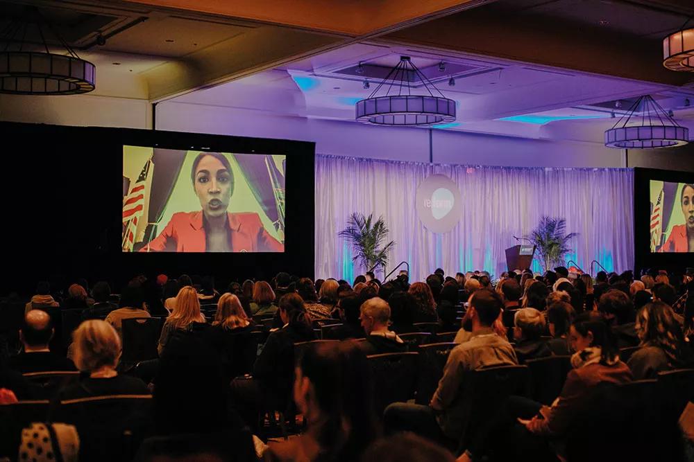 Uno de los momentos cumbre se dio al inicio de la conferencia, cuando apareció el video con el mensaje de Alexandria Ocasio-Cortez, la joven congresista del Partido Demócrata, para dar la bienvenida y mostrar su apoyo a la reforma de las políticas de drogas. Alexandria fue en 2018 la mujer más joven elegida para el Congreso en toda su historia y, entre sus objetivos, se encuentra el acabar con las nefastas consecuencias de la “Guerra contra las Drogas”. En su alocución para Reform lanzó propuestas como “dis