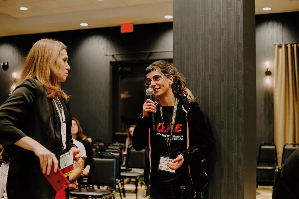 La autora del reportaje, Núria Calzada, participando en el panel “Drogas y consentimiento: cómo la prevención de la agresión sexual y la defensa de la reducción de daños se unen en el trabajo nocturno”.