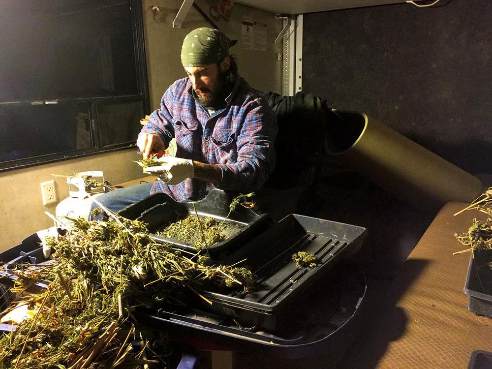 En el interior de la caravana, trimando a altas horas de la noche.