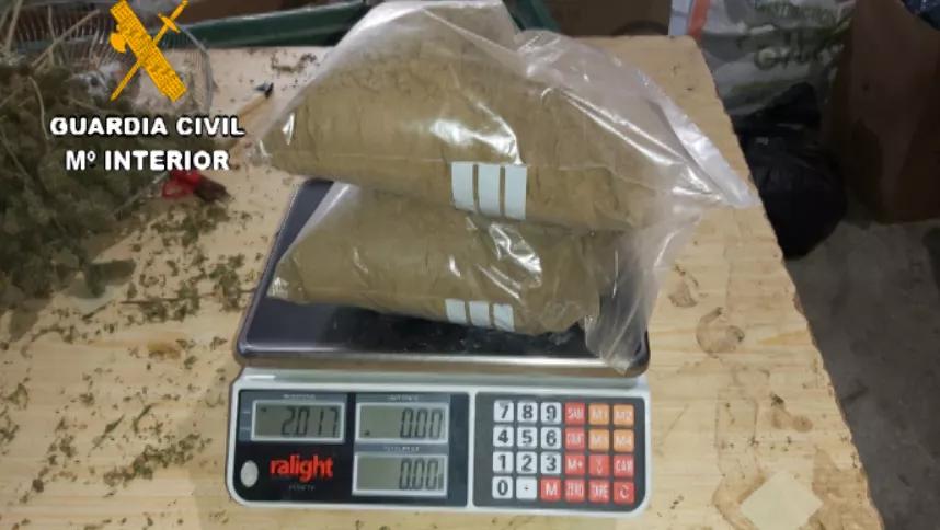 La producción de hachís a gran escala en España no es nada común, ya que normalmente los traficantes importan hachís de Marruecos.