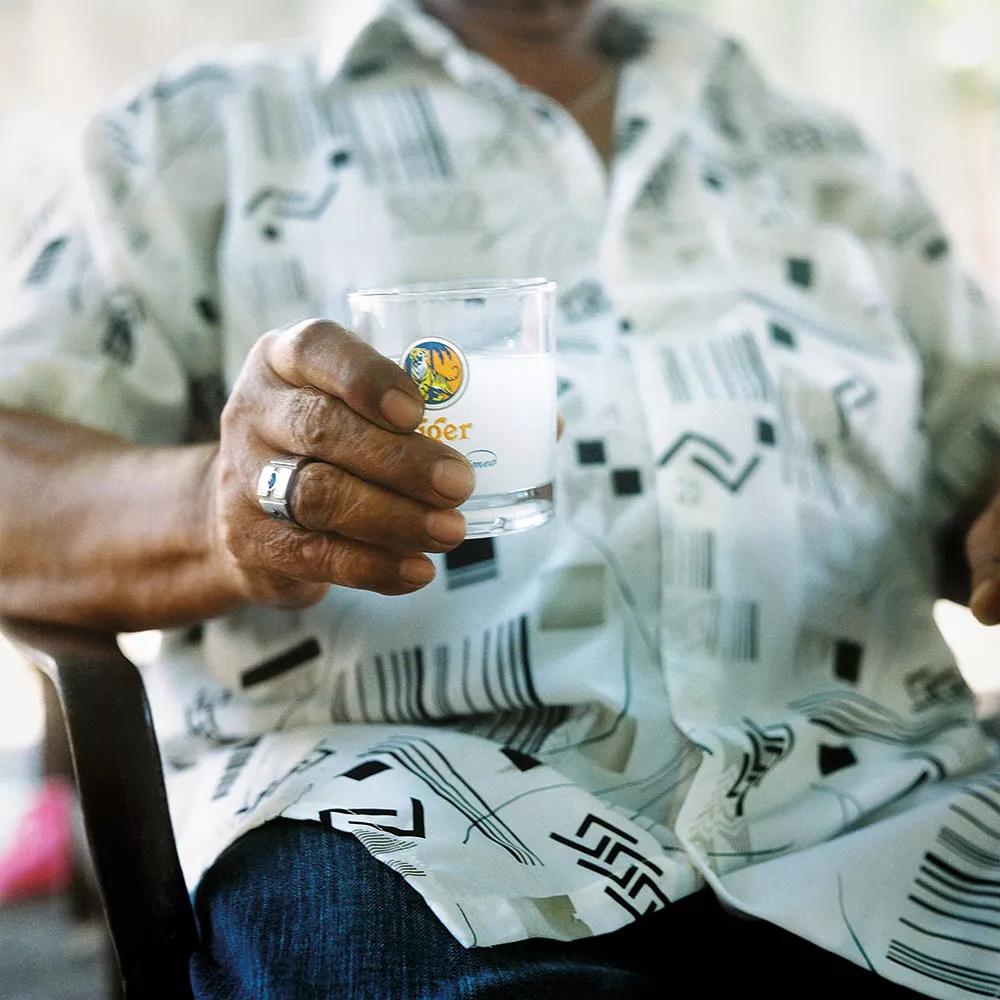 Entre trago y trago “B” nos contaba lo triste y solitario que era su vida tras fallecer su mujer.