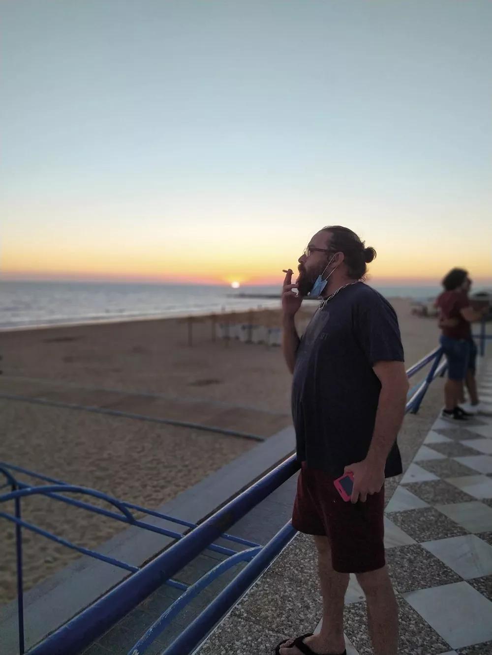 El joven empresario me provee de un magnífico polen amarillo que fumo mientras cae el sol en la playa de Regla junto al faro.