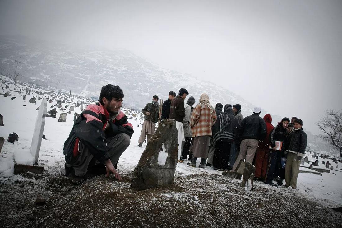​​​​​​​“Me dejaban hacer fotos de su vida cotidiana, y a cambio yo les hacía retratos. Fotos ‘bonitas’ de ellos, que no los muestran en una situación degradante; fotos en las que posan, en las que están orgullosos de sí mismos; fotos que les doy después y que pueden enviar a sus familias. Por lo menos pueden mirarlos. A través del acto simbólico de la fotografía intento devolver un poco de dignidad a quienes a veces la han perdido”, cuenta la fotógrafa sobre esta serie de retratos que agrupó bajo el título
