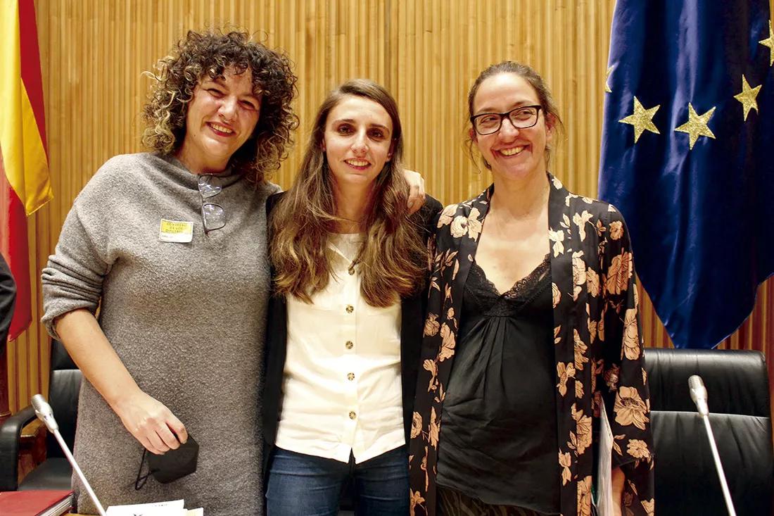 La diputada Lucía Muñoz entre Noemí Sánchez, presidenta del Observatorio Europeo del Consumo y Cultivo de Cannabis (OECCC), y Patty Amiguet, presidenta de la Confederación de Asociaciones Cannábicas (ConFAC).