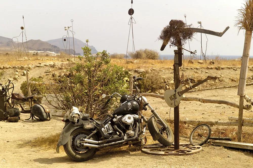 Detalle de la Yaya del Jo bajo la atenta  vigilancia de los Guerreros de la Era, icónica estampa del Bar de Jo.