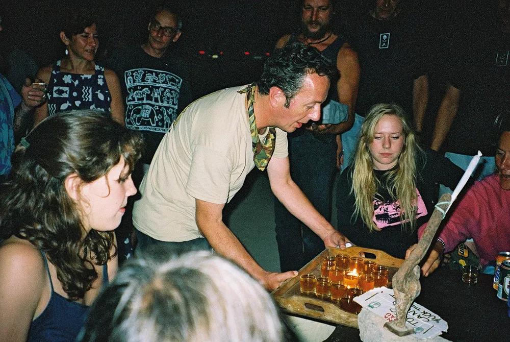Joe Strummer celebrando su 50 cumpleaños en el JoBar con un poderoso trócolo.
