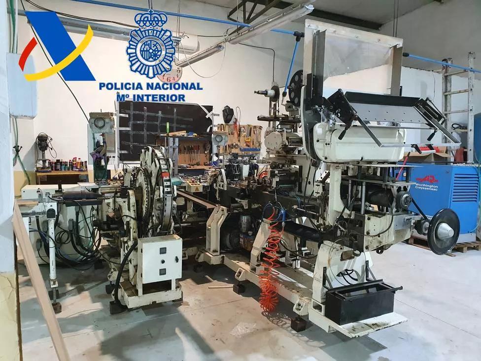 La policía desmantela una organización con cinco fábricas de tabaco ilegal en Andalucía 