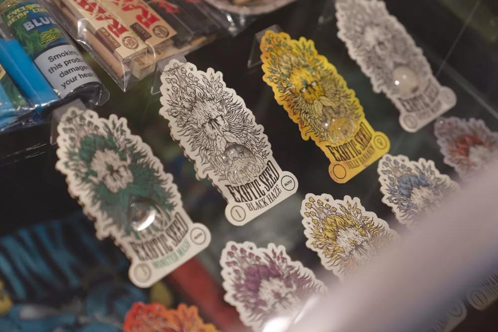 Paquetes de semillas de Exotic Seed con el rostro del duende vegetal, imagen de la marca y obra del ilustrador holandés Mossy Giant.