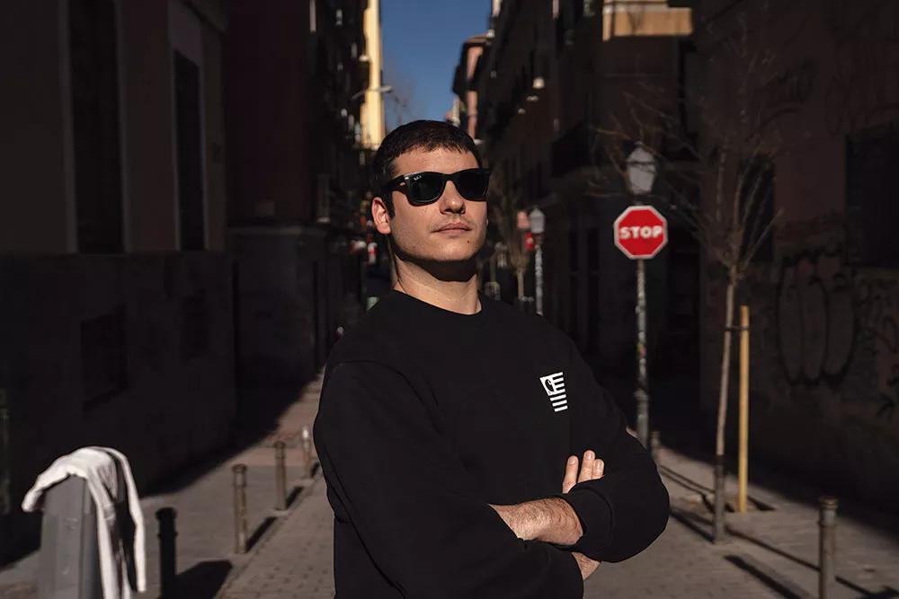 Santi Jiménez por una calle del madrileño barrio de Malasaña.