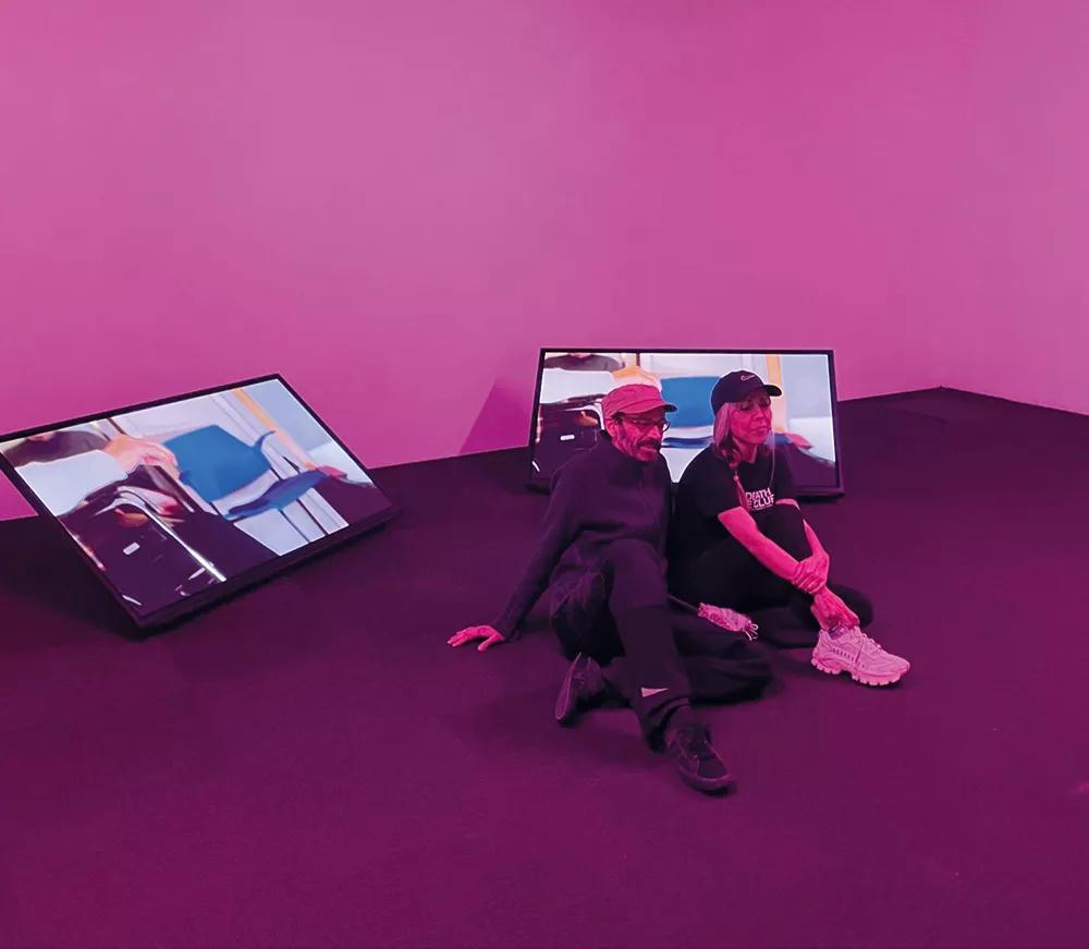 Los comisarios Eloy y Núria posan el día de la inauguración inmersos en el ambiente lumínico y sonoro generado por Óscar Martín (Winterthur, Suiza, 1977) en colaboración con Sebastián Jara Bunster (Santiago de Chile, 1986), una instalación envolvente donde los visitantes de la muestra se convierten en sujeto experimental.