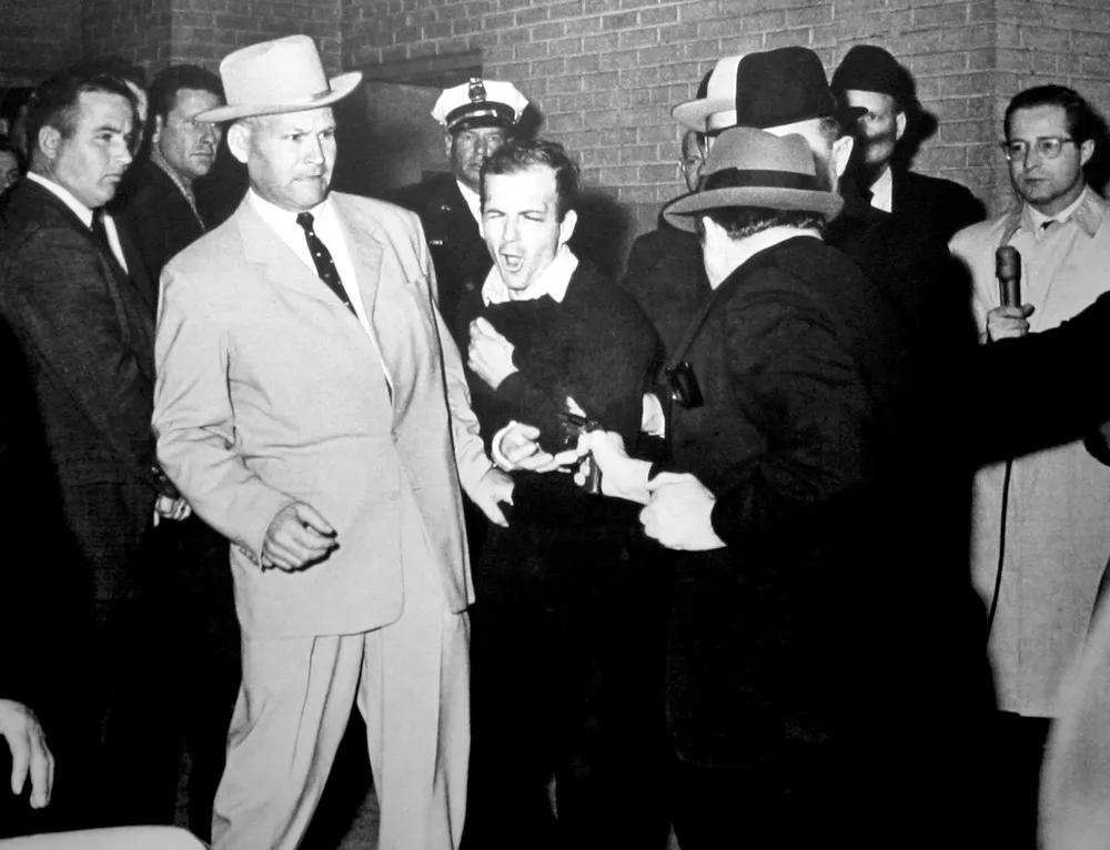 Momento en el que Jack Ruby dispara a Oswald.