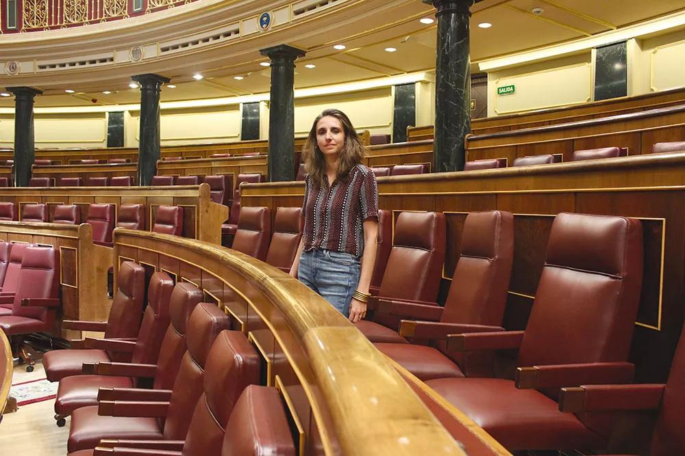 Lucía Muñoz Dalda, en el lugar de su escaño, con el hemiciclo vacío.