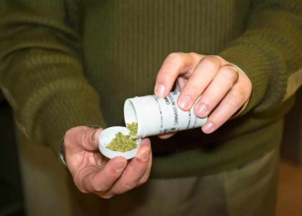 El ejército de Italia, único fabricante de cannabis medicinal, detiene la producción 