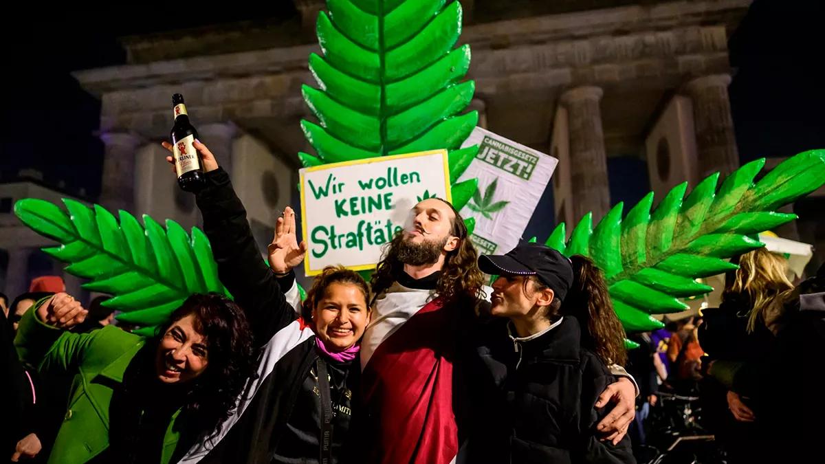 Arranca la legalización del cannabis en Alemania con una gran fumada colectiva