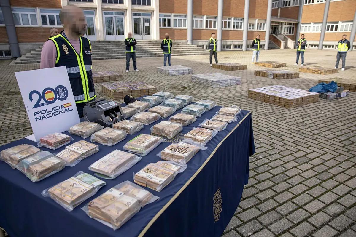 Una operación policial en la Comunidad de Madrid desmanteló una estructura que ofrecía servicios logísticos a organizaciones dedicadas al tráfico de cocaína. El balance difundido incluye 12 detenidos, 3,4 toneladas de droga intervenidas, armas y material tecnológico. 